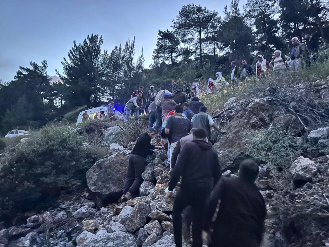 Muğla'da Traktör Uçuruma Uçtu, Yaralılar Var 3